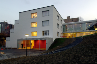 Nordansicht mit Eingangsbereich und Erweiterungsbau. (© Dominique Uldry, Bern)